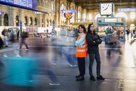 Mona mittendrin – Mona mittendrin Pulsierender HB Zürich – Rund um den grössten Bahnhof der Schweiz Mona Vetsch (l.) mit Lokführerin Engela Hegelbach (r.) am Hauptbahnhof Zürich 2026 Copyright: SRF