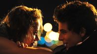 KinoFestival im Ersten: Hot Summer Nights – Das begehrteste Mädchen in Cape Cod McKayla (Maika Monroe, li.) verdreht Daniel (Timothée Chalamet, re.) den Kopf.