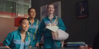 Spellbound - Verzaubert in Paris – Cece (Hailey Romain, l.), Simone (Margherita Barbieri, M.) und Mia (Abigail O'Regan, r.) sind begeistert. Der Tanzmarathon darf stattfinden!