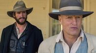 Das Duell – Texas Ranger David Kingston (Liam Hemsworth, li.) hat mit Abraham Brant (Woody Harrelson) eine Rechnung offen.
