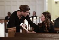 Young Sheldon – Mary Cooper (Zoe Perry, l.); Missy Cooper (Raegan Revord, r.)