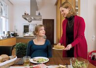 Ein Fall von Liebe – Die von ihrem untreuen Freund enttäuschte Anna (Fabienne Haller, li.) taucht unter und findet Unterschlupf bei der hilfsbereiten Katharina (Julia Jäger).