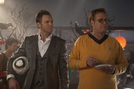 Community – Nehmen an der Halloween-Party teil: Jeff (Joel McHale, l.) und Pierce (Chevy Chase, r.) ...