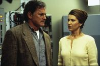 Outer Limits - Die unbekannte Dimension – Dr. Ben McCormick (Victor Garber, l.); Dr. Rebecca Warfield (Peri Gilpin, r.)
