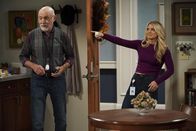 B Positive – Harry (Hector Elizondo, l.); Gina Dabrowski (Annaleigh Ashford, r.)