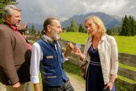 Die Rosenheim-Cops – Hotelportier Alois Kriegl (Martin Maria Abram, M.) macht Danner (Katharina Abt, r.) und Stadler (Dieter Fischer, l.) auf eine heiße Spur aufmerksam.