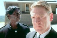 Long Walk Home (ARTE) (100% Drama) (100% Drama) (100% Haus & Garten) – Der Fährtensucher Moodoo (David Gulpilil, hi.) wird vom Beamten A. O. Neville (Kenneth Branagh, vo.) auf flüchtige Aborigine-Kinder angesetzt.