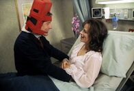 Malcolm mittendrin – Der verletzte Hal (Bryan Cranston) leidet unter Wahnvorstellungen und denkt, er hat endlich Lois (Jane Kaczmarek) im Krankenhaus entdeckt.