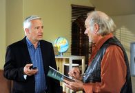 Rote Rosen – ARD ROTE ROSEN FOLGE 1532 Uhr im ERSTEN. Thomas (Gerry Hungbauer, l.) und Hannes (Claus Dieter Clausnitzer, r.) finden heraus, dass der See mit einem für den Menschen gefährlichen Pestizid belastet ist.