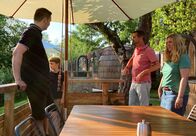 Hauptsache Camping – Ankunft und Einweisung im Iglucamping Allgäu-Bodensee. Familie Zabel-Lehrkamp übernachtet zum ersten Mal in einem Iglu aus Holz.