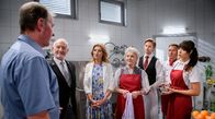 Sturm der Liebe – Hildegard (Antje Hagen, Mitte mit Sepp Schauer, 2.v.l. und Daniela Kiefer, 3.v.l.) atmet auf, als der Ersatzkoch doch noch rechtzeitig eintrifft.