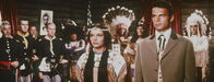Winnetou II – Um endlich den Frieden zwischen der US-Armee und den Indianern dauerhaft zu festigen, verzichtet Winnetou auf seine große Liebe, die Häuptlingstochter Ribanna (Karin Dor, l.), und gibt sie Kavallerie-Leutnant Merril (Terence Hill, r.) zur Frau ...
