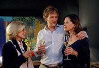 Geld.Macht.Liebe – ARD GELD.MACHT.LIEBE, Folge 16, KATERFRÜHSTÜCK, Deutschland 2009, Regie Helmut Metzger Uhr im Ersten. Philipp (Kai Lentrodt) erzählt seiner Mutter Ruth (Andrea L'Arronge, links), dass er Mona (Angela Roy) geheiratet hat.