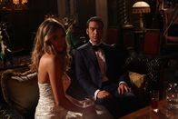 The Royals – Kann König Cyrus (Jake Maskall, r.) Violet (Keeley Hazell, l.) wirklich vertrauen oder führt sie auch ein hinterhältiges Spiel gegen ihn?
