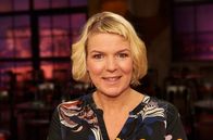 Der Elternabend - Jetzt wird abgerechnet! – In dieser Comedy-Show wird der alltägliche Wahnsinn in deutschen Kinderzimmern, Kindergärten oder auf Schulhöfen satirisch unter die Lupe genommen. Mirja Boes (Foto) und ihre Gäste nehmen kein Blatt vor den Mund, egal ob es um Helikopter-Eltern, rotzfreche Kinder, Erziehungsratgeber oder um das marode Bildungssystem geht. Mit dabei sind: Herr Schröder, Lisa Feller, Maxi Gstettenbauer und Jan van Weyde. Gemeinsam mit den Erziehungsberechtigten im Publikum bilden sie eine Art "Eltern- und Selbsthilfegruppe" und arbeiten sich an den typischen Kinder- und Jugendthemen humoristisch ab.; WDR Fernsehen DER ELTERNABEND - JETZT WIRD ABGERECHNET Uhr. In dieser Comedy-Show wird der alltägliche Wahnsinn in deutschen Kinderzimmern, Kindergärten oder auf Schulhöfen satirisch unter die Lupe genommen. Mirja Boes (Foto) und ihre Gäste nehmen kein Blatt vor den Mund, egal ob es um Helikopter-Eltern, rotzfreche Kinder, Erziehungsratgeber oder um das marode Bildungssystem geht. Mit dabei sind: Herr Schröder, Lisa Feller, Maxi Gstettenbauer und Jan van Weyde. Gemeinsam mit den Erziehungsberechtigten im Publikum bilden sie eine Art "Eltern- und Selbsthilfegruppe" und arbeiten sich an den typischen Kinder- und Jugendthemen humoristisch ab.