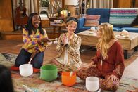The Neighborhood – (v.l.n.r.) Tina Butler (Tichina Arnold); Aria (Dana Daurey); Gemma Johnson (Beth Behrs)