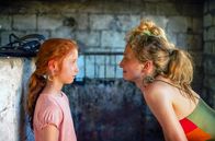 Meine Tochter – Vittoria (Sara Casu, li.) und Angelica (Alba Rohrwacher, re.) treffen sich in Angelicas Pferdestall.