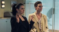 Testo – Die Filialleiterin Magda (Jeanette Hain) und ihre Mitarbeiterin Vanessa (Ruby O. Fee, li.) sind in der Gewalt der Geiselnehmer.