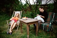 Adam und Evelyn – DDR 1989. Adam (Florian Teichtmeister) und seine Freundin Evelyn (Anne Kanis) sind kurz davor, zu ihrem Sommerurlaub am Balaton aufzubrechen. Noch sitzen sie zusammen im Garten seines Hauses, als ob die Zeit stillsteht.