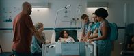 3 Hz – Von links: Thomas (Stan Van Samang), Jos (Ann Tuts), Sammy (Arthur Hermans), Ella (Cécile Enthoven) und Noor (Maja Azila) besuchen Felix (Junes Callaert, Mitte) im Krankenhaus.