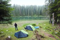 Biwak nonstop – Stockfotografie zwei Zelte am Schlangensee im Durmitor Nationalpark, Montenegro