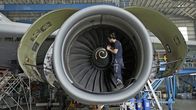 Große Inspektion – Mit seinen zwei Triebwerken kann der Airbus A330-300 eine Höchstgeschwindigkeit von 875 Kilometern pro Stunde erreichen.