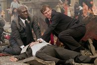 8 Blickwinkel – Nach einem verheerenden Anschlag müssen sich die Secret-Service Agenten Barnes (Dennis Quaid, r.) und Holden (Richard T. Jones, l.) einen Überblick verschaffen, um die Hintermänner dieser blutigen Tat zu finden.