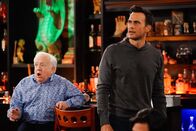 Call Me Kat – Phil (Leslie Jordan, l.); Max (Cheyenne Jackson, r.)