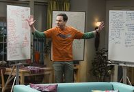 The Big Bang Theory – Als Leonard eine vernichtende Aussage über die moderne Physik, die er in einem Radiointerview gegeben hat, revidieren soll, sucht er Unterstützung bei Sheldon (Jim Parsons). Doch hat dieser für das Problem möglicherweise auch keine Lösung?