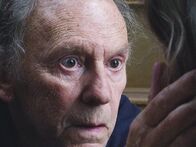 Liebe – Georg (Jean-Louis Trintignant; Bild) und Anna (Emmanuelle Riva) sind um die 80, kultivierte Musikprofessoren im Ruhestand. Die Tochter, ebenfalls Musikerin, lebt mit ihrer Familie im Ausland. Eines Tages hat Anna einen Anfall - Beginn einer Bewährungsprobe für die Liebe der Beiden.