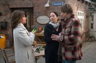 Rote Rosen – Anke (Anne Brendler, l.) ist dankbar, als Ben (Hakim Michael Meziani, r.) spontan bereit ist, ihr mit dem Motorrad zu helfen (mit Katja Frenzel, M.).
