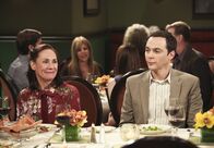 The Big Bang Theory – Sheldons (Jim Parsons, r.) Mutter Mary (Laurie Metcalf, l.) freut sich sehr darüber, dass Leonard und Penny sie bei ihrer zweiten Hochzeit dabei haben wollen. Doch Leonards Mutter Beverly macht es ihr und den anderen schwer, die Feier zu genießen ...