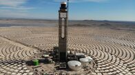 Welt der Zukunft – In der Atacama-Wüste in Chile steht das Solarkraftwerk Cerro Dominador, bestehend aus einem hohen Turm, der von vielen Spiegeln umgeben ist.