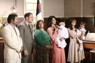 Gilmore Girls – Sookie (Melissa McCarthy, M.) sieht die Taufe ihrer Zwillinge als Chance, um Lorelai (Lauren Graham, 2.v.r.) und Rory (Alexis Bledel, r.) dazu zu bringen, wieder miteinander zu reden. Jackson (Jackson Douglas, 2.v.l.) ahnt jedoch, dass der Plan nicht aufgehen wird ...