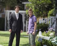 Desperate Housewives – Das homosexuelle Paar Lee (Kevin Rahm, r.) und Bob (Tuc Watkins, l.) zieht in das Haus neben Susan und Mike ein, und Susan begrüßt die beiden Männer herzlich in der Nachbarschaft. Doch dabei tritt sie wie gewohnt in jedes nur erdenkliche Fettnäpfchen ...