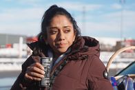 Puls – Moderatorin Tama Vakeesan nimmt Energydrinks und ihre Wirkung auf den Körper unter die Lupe. Copyright: SRF