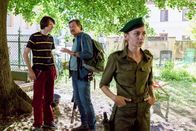 Alles finster – v.li.: Jakob (Enzo Gaier), Edi (Harald Windisch), Julia (Julia Edtmeier).