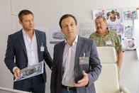 Die Rosenheim-Cops – Angeblich hat der Kollege des Opfers, Franz Kogl (Peter Weiß, M.), ein Alibi, doch Hansen (Igor Jeftić, l.) und Hofer (Joseph Hannesschläger, r.) ahnen, dass etwas nicht stimmt.