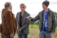 Rentnercops – SENDER: ARD - SENDETITEL: Rentnercops, Folge 12 - UNTERTITEL: Der Kommissar - CAPTION: ARD RENTNERCOPS, 16 neue Folgen, Folge 12 "Der Kommissar"50 Uhr im Ersten..Günter (Wolfgang Winkler, l.) ist von den Ganoven Kevin (Nico Ehrenzeit, M.) und Mirco Schulze (Pit Bukowski, r.) entführt worden..
