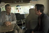 Modern Family – L-R: Frank Dunphy (Fred Willard) und Phil Dunphy (Ty Burrell)