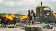 Twisted Metal – Miranda Watts (Jamie Neumann, r.) und Amber Rose (Diany Rodriguez, l.) entkommen der Explosion nur knapp und schwören erbitterte Rache.