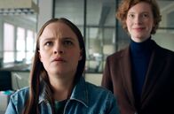 Tatort – Eine Reihe von Verdächtigen finden Liv Moormann (Jasna Fritzi Bauer) und Linda Selb (Luise Wolfram, vlnr.).