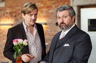 Huck – Türkische Hochzeit mit Hindernissen: Cem (Aykut Kayacik, r.) braucht dringend Hilfe von Huck (Patrick von Blume, l.) - die Braut ist verschwunden.