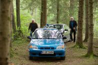 Tatort – Kriminalhauptkommissar Ivo Batic (Miroslav Nemec) und Kriminalhauptkommissar Franz Leitmayr (Udo Wachtveitl) finden Emmas Auto im Wald.