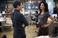 Brooklyn Nine-Nine – Jake Peralta (Andy Samberg, l.), Rosa Diaz (Stephanie Beatriz)