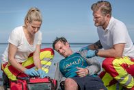 Praxis mit Meerblick – Nora (Tanja Wedhorn) und Lars (Bo Hansenl, re.) versorgen den Patienten Florian Becker (Sönke Möhring).
