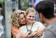 Unterwegs mit Elsa – Elsa (Michaela May, li.) tröstet ihre Enkelin Clara (Alicia von Rittberg), die sich unglücklich in einen Jungen verliebt hat.