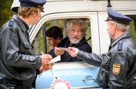 Der Alte und die Nervensäge – Jetzt wird es brenzlig: Wilhelm Schürmann (Jürgen Prochnow) und Felix (Marinus Hohmann, hinten.) werden von den Beamten Gruber (Arnd Schimkatt, li.) und Niedermeier (Wowo Habdank, re.) kontrolliert.