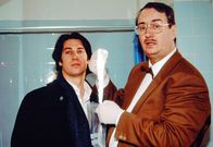 Kommissar Rex – Kommissar Richie Moser (Tobias Moretti, li.) und Dr. Leo Graf (Gerhard Zemann, re.) stellen fest, dass die Tote mit dem Gürtel ihres Bademantels erdrosselt wurde.