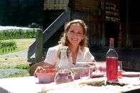 alpha-expedition: Wunderschön! – Moderatorin Tamina Kallert bereist die Genussregion Steiermark und lernt u.a. regionale Produkte kennen, wie den leckeren Ribiselsirup (Johannisbeersirup).